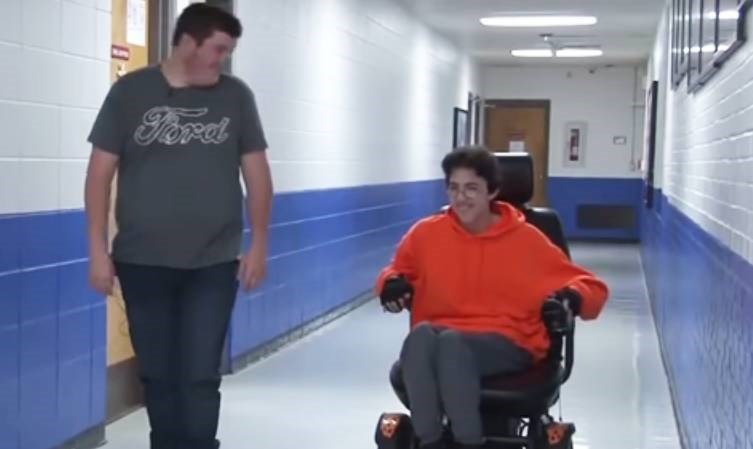 Tinejdžer iz SAD-a dvije godine štedio da kupi prijatelju invalidska kolica